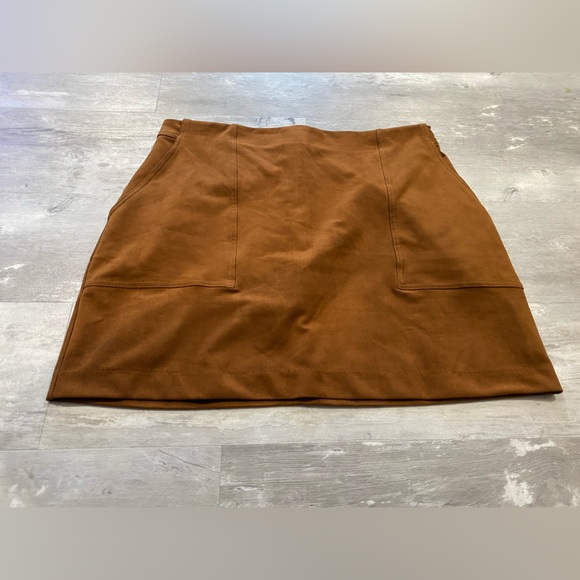 Banana Republic Faux Suede Skirt with pockets - Picture 6 of 6